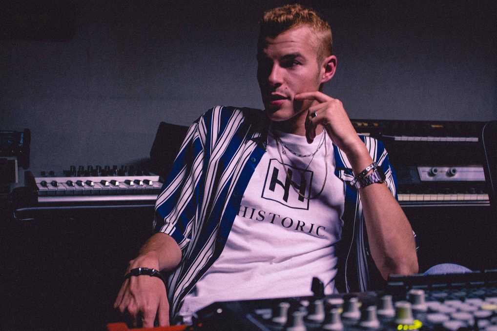 Théo Von Euw en studio, devant des claviers et une table de mixage.